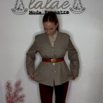 Chaqueta con tablas color beige piedra