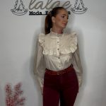 Blusa con volante fruncido beige